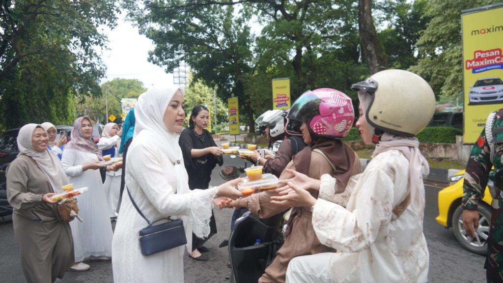 Berbagi di Hari Lebaran, Persit Korem 064/MY Salurkan Ratusan Paket Makanan Berbagi di Hari Lebaran, Persit Korem 064/MY Salurkan Ratusan Paket Makanan