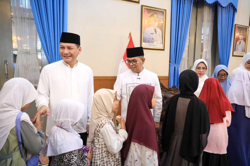 Kehangatan Idulfitri di Banten, Yatim Piatu dan Dhuafa Rayakan Lebaran Bersama Gubernur Kehangatan Idulfitri di Banten, Yatim Piatu dan Dhuafa Rayakan Lebaran Bersama Gubernur