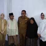 Safari Ramadan di Cinangka, Andra Soni Serahkan Kunci Rumah Baru untuk Warga