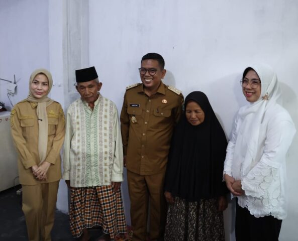 Safari Ramadan di Cinangka, Andra Soni Serahkan Kunci Rumah Baru untuk Warga