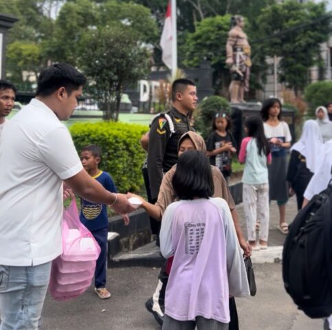 Denpom III/4 Serang dan DEEPMEATS Bagikan Takjil Gratis di Bulan Ramadan