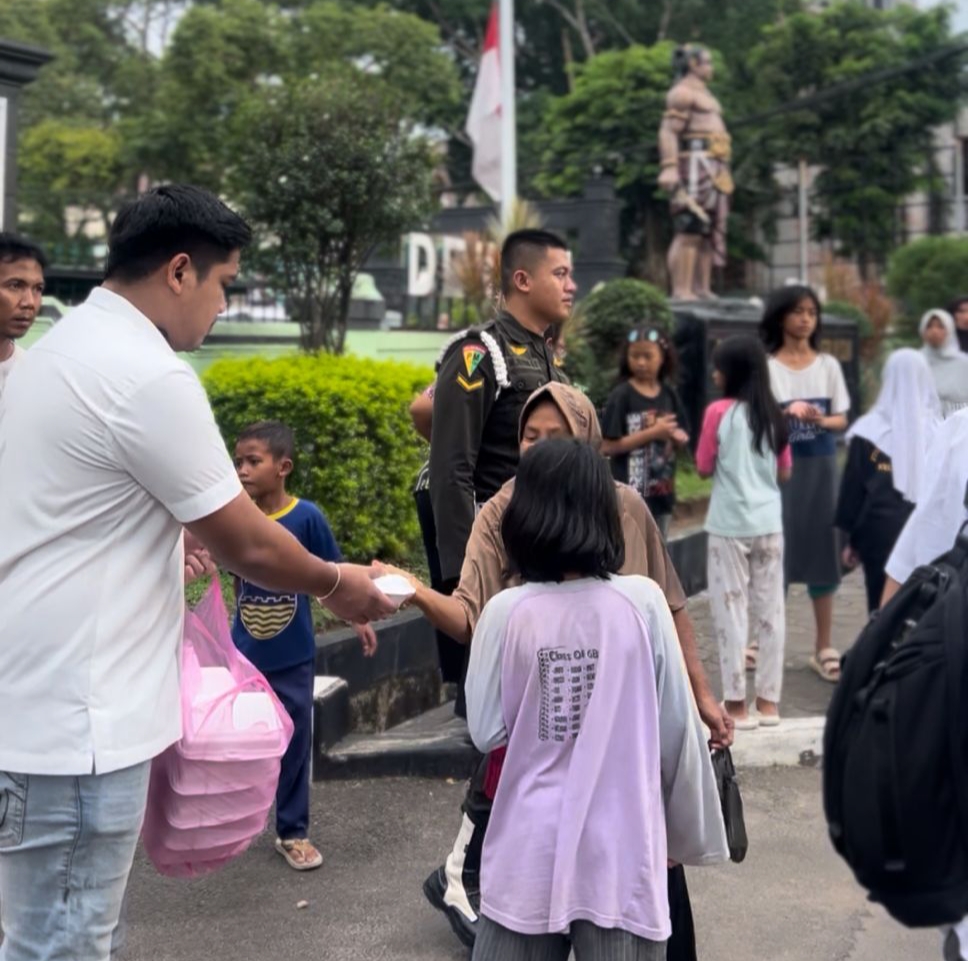 Denpom III/4 Serang dan DEEPMEATS Bagikan Takjil Gratis di Bulan Ramadan Denpom III/4 Serang dan DEEPMEATS Bagikan Takjil Gratis di Bulan Ramadan