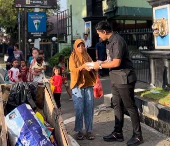 Denpom III/4 Serang Kembali Bagikan Takjil kepada Pengguna Jalan
