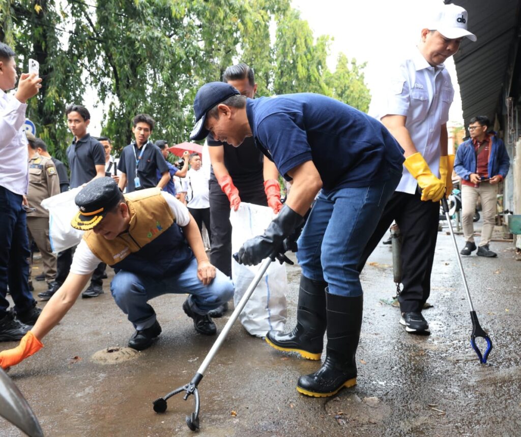 Sekda Banten Dampingi Menteri LH Bersih-bersih di Kota Serang