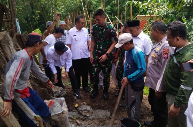 Dandim 0602/Serang Letakkan Batu Pertama Jembatan Garuda Perintis