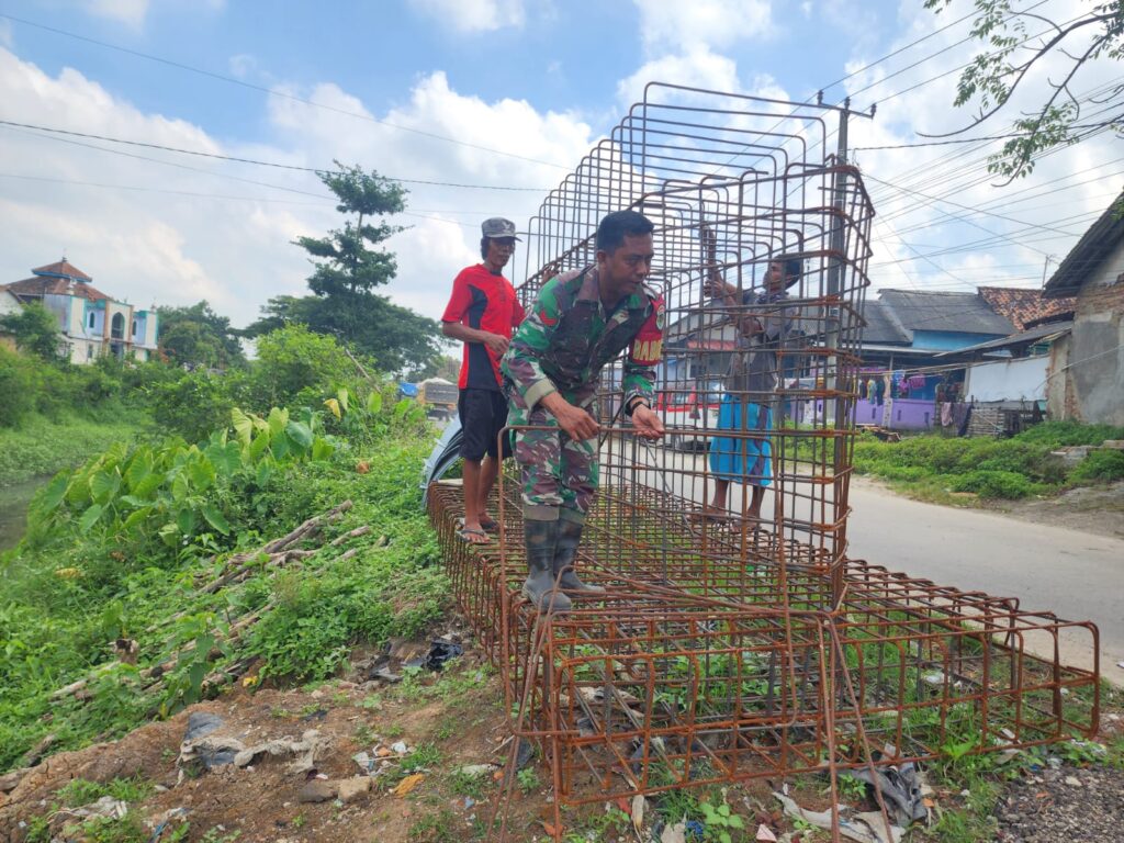 Gotong Royong Warga dan TNI Bangun Jembatan Perintis di Ciagel