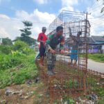 Gotong Royong Warga dan TNI Bangun Jembatan Perintis di Ciagel