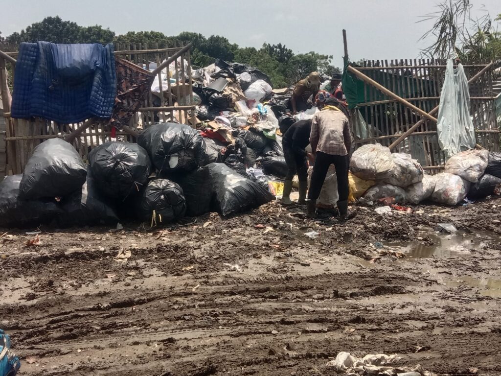 Lapak Limbah di Atas Tanah Pengairan Diduga Lolos dari Penertiban