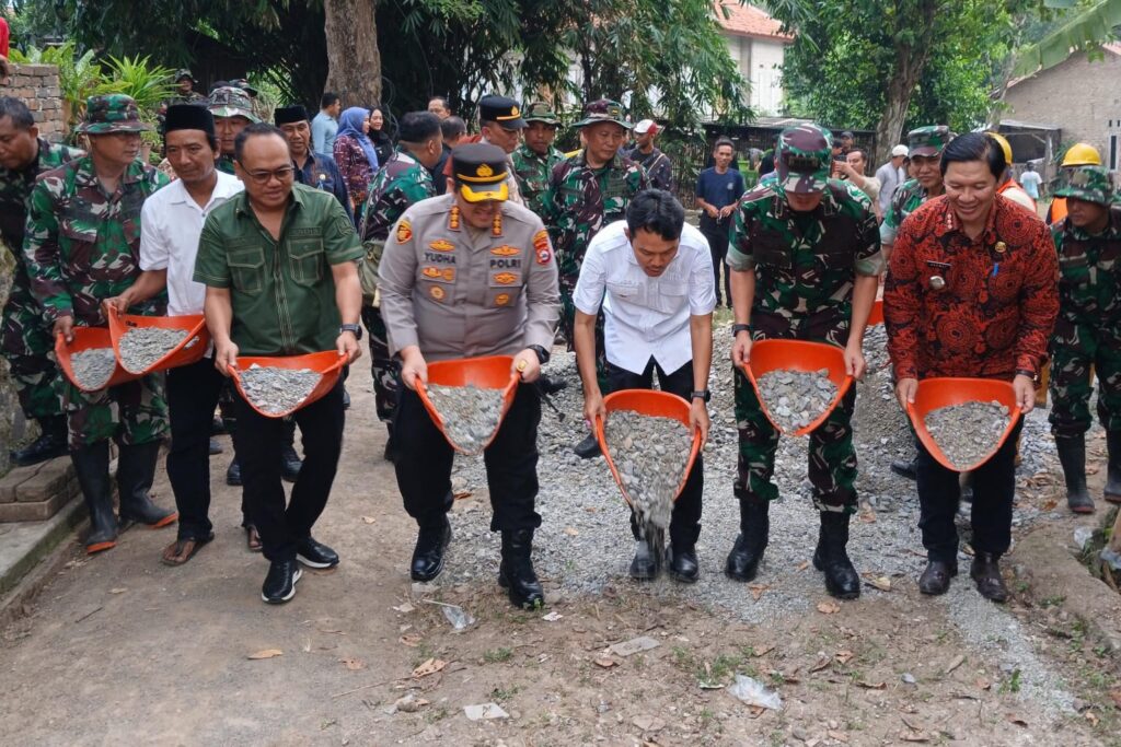 Karya Bakti Satkowil 2026, Kodim Serang Cor Jalan Lingkungan di Taktakan