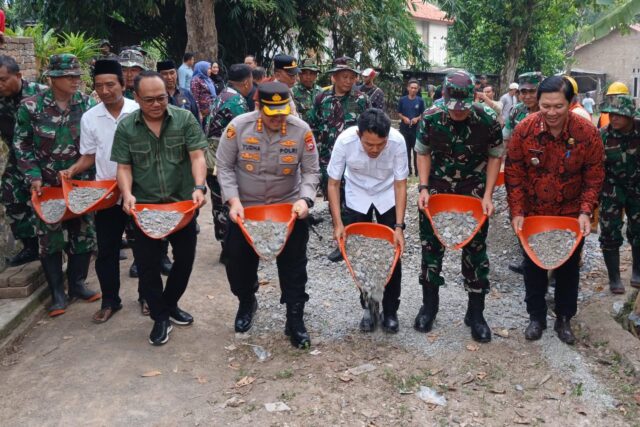 Karya Bakti Satkowil 2026, Kodim Serang Cor Jalan Lingkungan di Taktakan