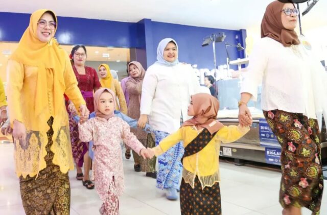 Anak TK Khairunnas Warnai Parade Kebaya di Mal, Pelestarian Budaya Dimulai Sejak Dini