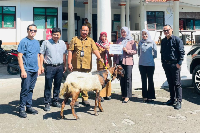 Aston Serang Salurkan Empat Kambing Kurban untuk Warga dan Instansi di Serang