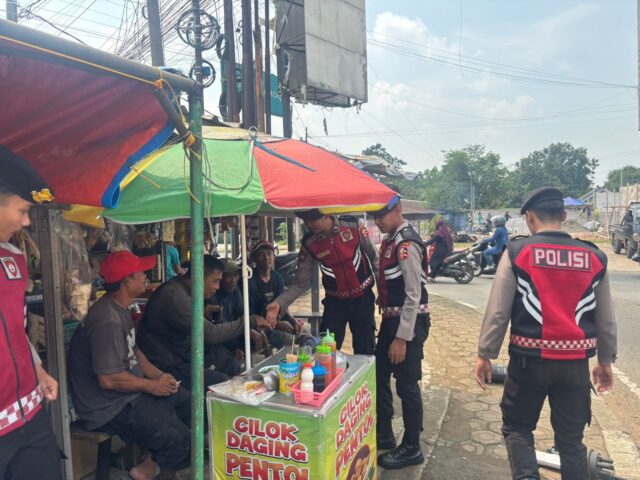 Cegah Kriminalitas, Personel Detasemen Perintis Polri Sapa Warga Melalui Patroli Jalan Kaki