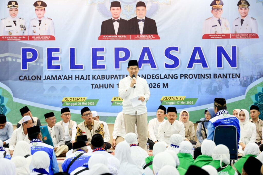 Wagub Banten Lepas Jemaah Haji Kloter 13 Asal Pandeglang Wagub Banten Lepas Jemaah Haji Kloter 13 Asal Pandeglang