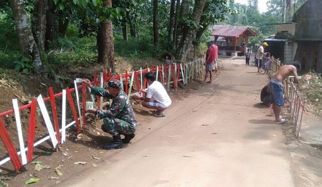 Warga dan TNI Gelar Karya Bakti di Ciomas untuk Kampung Pancasila