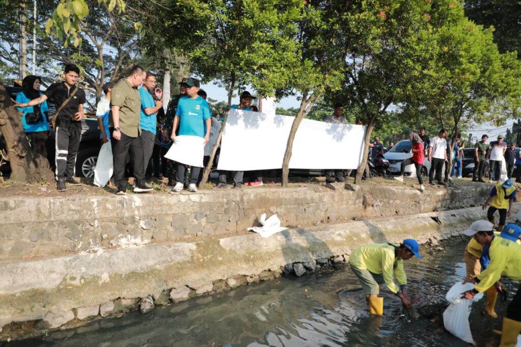 Andra Soni Ajak Warga Peduli Sampah Lewat Gerakan Banten ASRI Andra Soni Ajak Warga Peduli Sampah Lewat Gerakan Banten ASRI