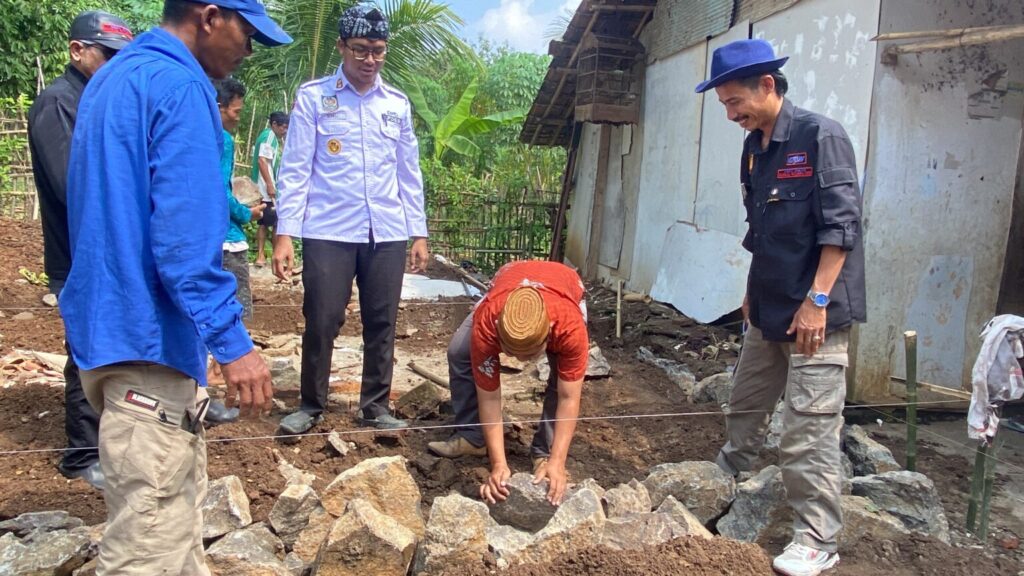 Pemdes Sindangheula Bangun Rumah Warga Korban Roboh