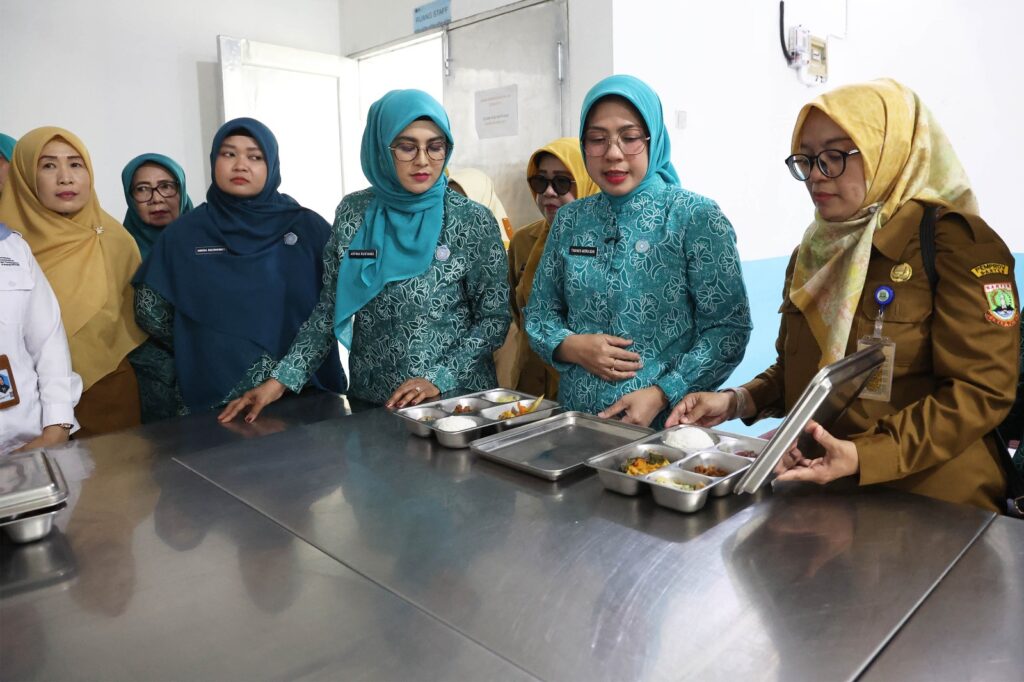 Ibu Rumah Tangga di Kasemen Dilatih Bikin Pempek dan Tekwan Ibu Rumah Tangga di Kasemen Dilatih Bikin Pempek dan Tekwan