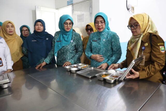 Ibu Rumah Tangga di Kasemen Dilatih Bikin Pempek dan Tekwan