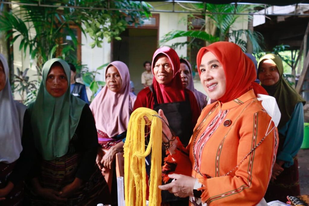 Kemendagri dan Dekranas Latih Pengrajin Alor Gunakan Pewarna Alami Kemendagri dan Dekranas Latih Pengrajin Alor Gunakan Pewarna Alami