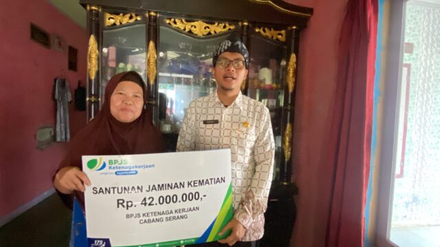 Ahli Waris Terima Santunan Rp42 Juta, Pemdes Sindangheula Dorong Kepesertaan BPJS Ketenagakerjaan