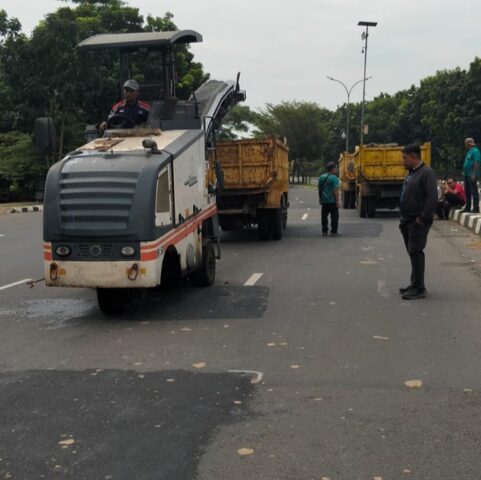 DPUPR Banten Kupas Lapisan Aspal Ruas Pakupatan–Palima