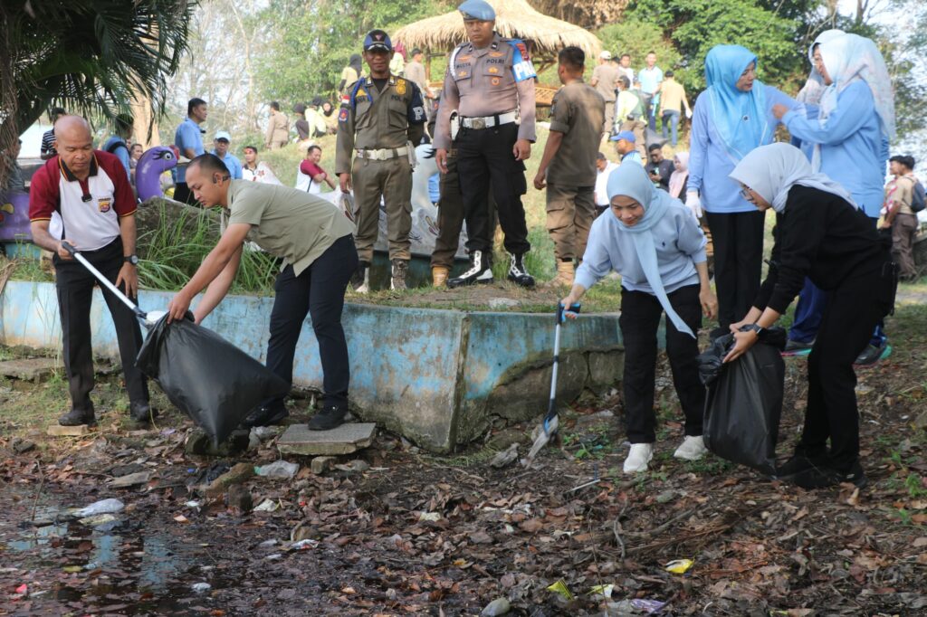 Bupati Serang dan Kapolda Banten Pimpin Aksi Bersih Sampah di Tasikardi Bupati Serang dan Kapolda Banten Pimpin Aksi Bersih Sampah di Tasikardi