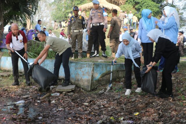 Bupati Serang dan Kapolda Banten Pimpin Aksi Bersih Sampah di Tasikardi