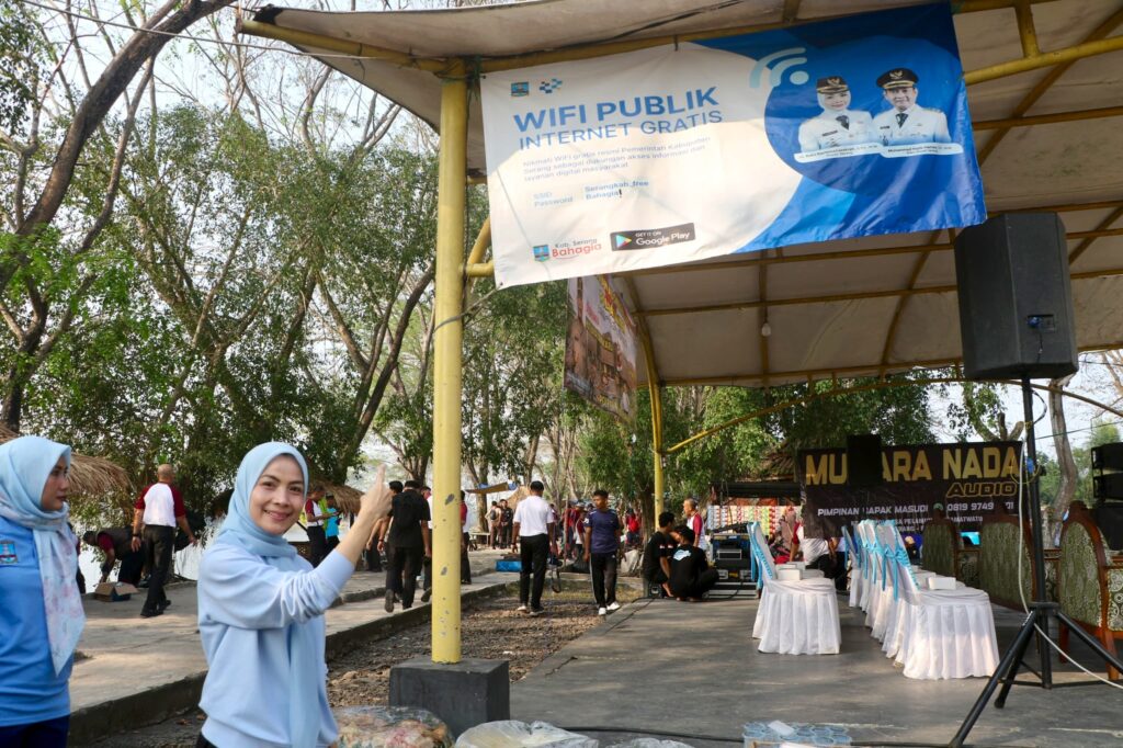 Warga Serang Mulai Nikmati Fasilitas Internet Gratis di Ruang Publik Warga Serang Mulai Nikmati Fasilitas Internet Gratis di Ruang Publik