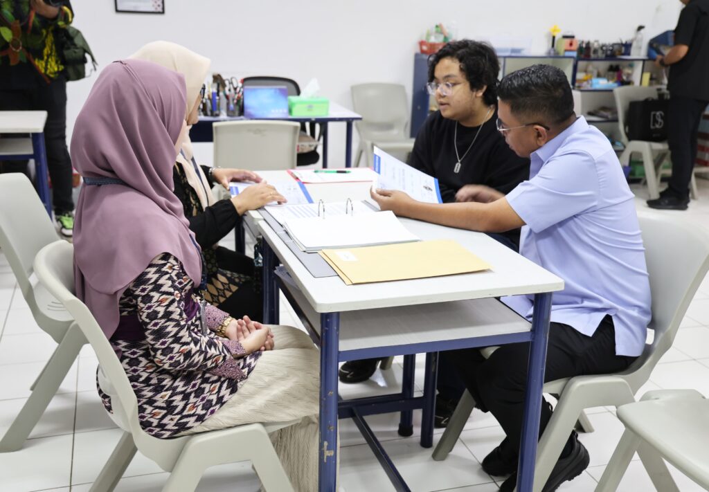 Andra Soni Contohkan Gerakan Ayah Ambil Rapor Anak‎