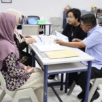 Andra Soni Contohkan Gerakan Ayah Ambil Rapor Anak‎