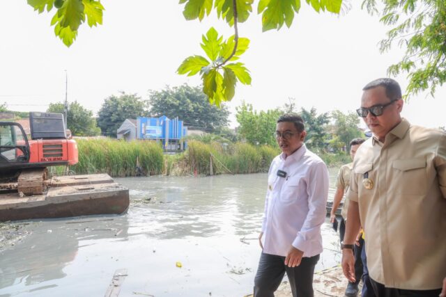 Respons Keluhan Warga, Gubernur Banten Tinjau Normalisasi Sungai Cibanten‎