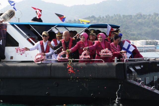 ‎Wagub Banten dan Kapolda Tabur Bunga di Selat Sunda Peringati Hari Bhayangkara‎
