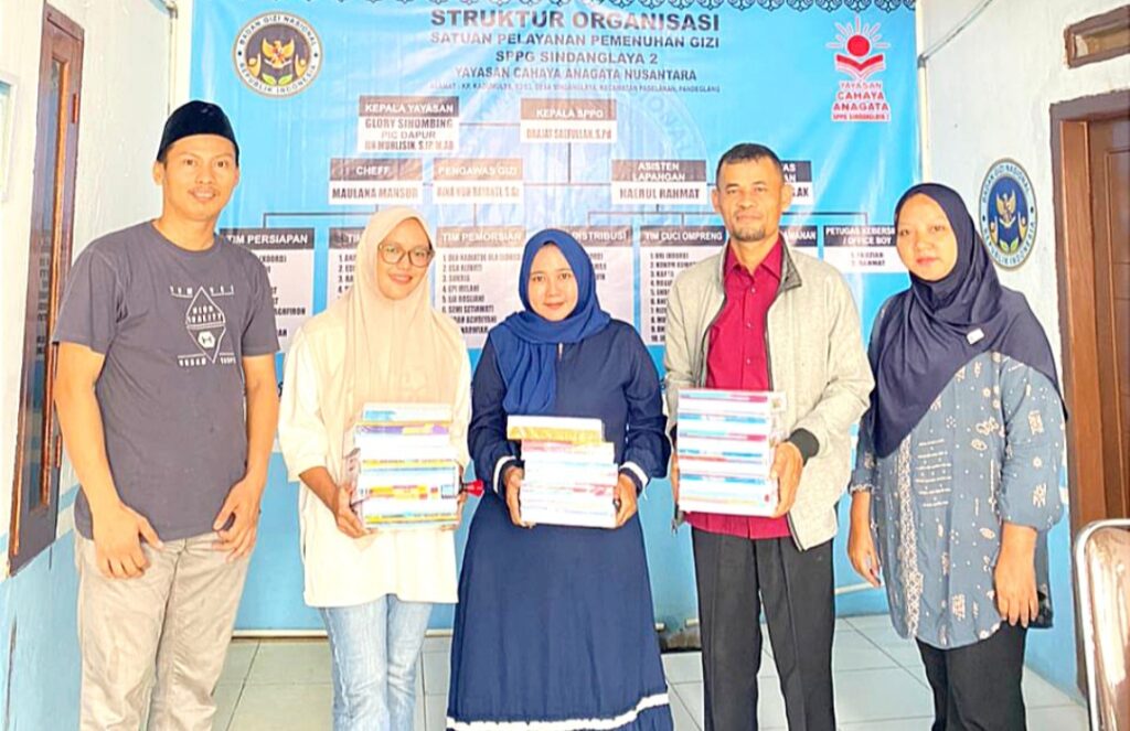 SPPG Sindanglaya 2 Berbagi, Bagikan Buku Kepada Yatim Piatu