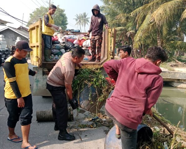 Polsek Pontang dan Muspika Bersihkan Lingkungan, Dukung Gerakan Indonesia ASRI‎