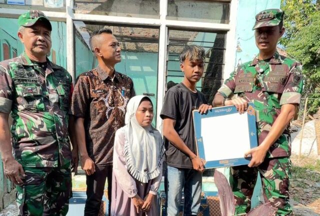 Peduli Anak Yatim Piatu, Dandim Serang Salurkan 250 Dus Keramik untuk Renovasi Rumah‎