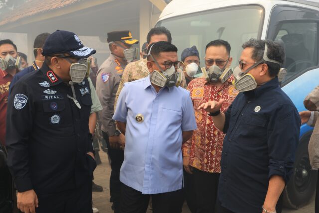 Andra Soni Minta Pemadaman Kebakaran TPA Jatiwaringin Dipercepat