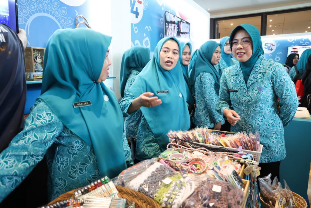 Tinawati Andra Soni Hadiri Puncak HKG PKK dan HUT Dekranas di Makassar