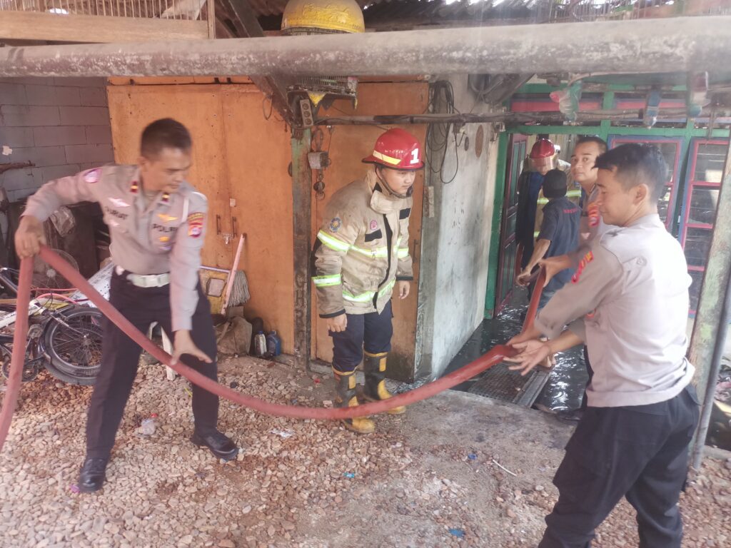 Respons Cepat Polisi dan Damkar Cegah Kebakaran Meluas