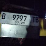 Mobil Box Bermuatan BBM Solar Terguling di Ruas Jalan Panimbang Labuan, Diduga BBM Ilegal