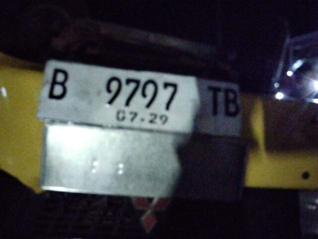 Mobil Box Bermuatan BBM Solar Terguling di Ruas Jalan Panimbang Labuan, Diduga BBM Ilegal