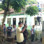 Warga dan Partisan Siliwangi Gotong Royong Bongkar Atap Madrasah Al Khaeriyah yang Rapuh