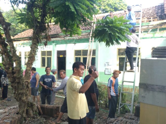 Warga dan Partisan Siliwangi Gotong Royong Bongkar Atap Madrasah Al Khaeriyah yang Rapuh