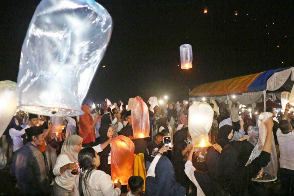 Ribuan Lampion Terangi Langit Ciomas, Warga Panjatkan Doa untuk Kabupaten Serang Ribuan Lampion Terangi Langit Ciomas, Warga Panjatkan Doa untuk Kabupaten Serang