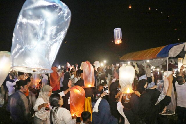 Ribuan Lampion Terangi Langit Ciomas, Warga Panjatkan Doa untuk Kabupaten Serang‎