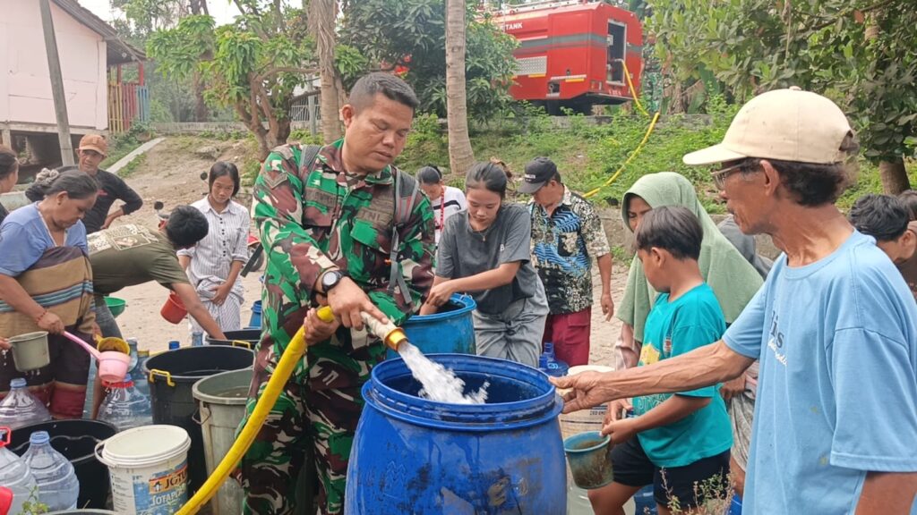 Mobil Damkar Kodim 0602/Serang Salurkan Air Bersih untuk Warga Terdampak Kekeringan Mobil Damkar Kodim 0602/Serang Salurkan Air Bersih untuk Warga Terdampak Kekeringan