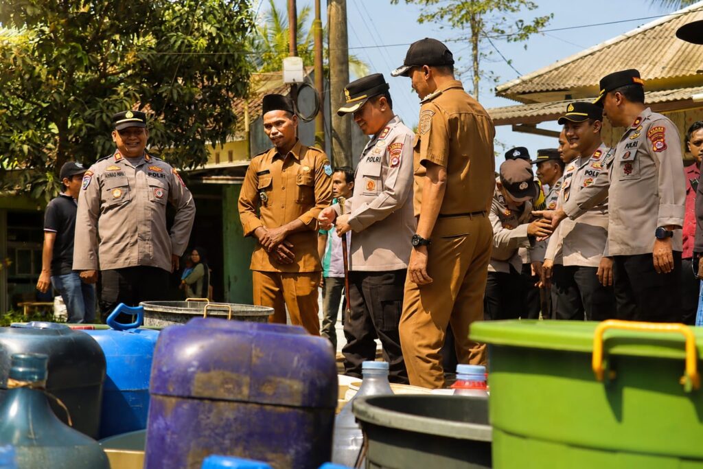 Kapolres Pandeglang Pimpin Langsung Penyerahan Bantuan Air Bersih di Desa Kubang Kampil Kapolres Pandeglang Pimpin Langsung Penyerahan Bantuan Air Bersih di Desa Kubang Kampil