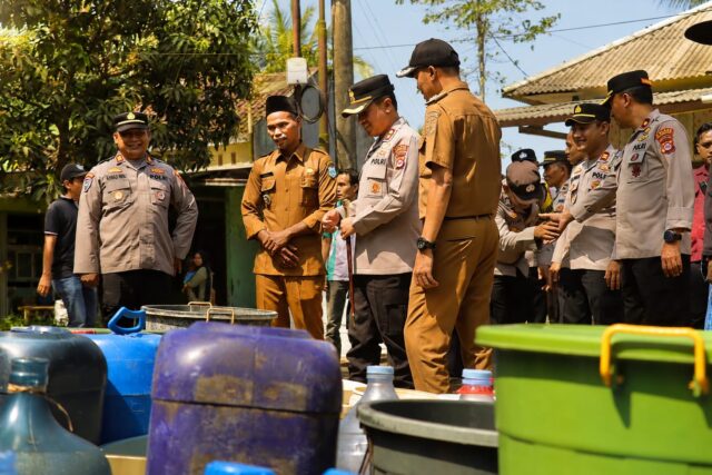 Kapolres Pandeglang Pimpin Langsung Penyerahan Bantuan Air Bersih di Desa Kubang Kampil