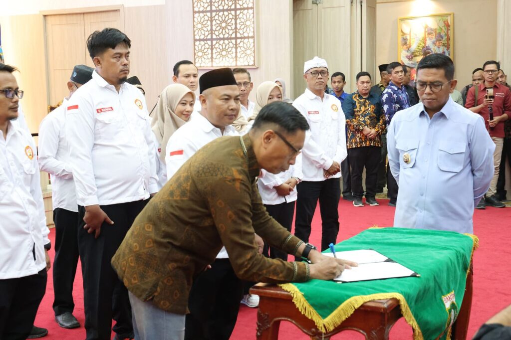 Hadiri Pengukuhan Pengukuhan Pengurus Forum BUMDes Merah Putih DPW Provinsi Banten, Gubernur Sebut Tahun 2026 Program Bang Andra Tangani 46,71 Kilometer Jalan Desa Hadiri Pengukuhan Pengukuhan Pengurus Forum BUMDes Merah Putih DPW Provinsi Banten, Gubernur Sebut Tahun 2026 Program Bang Andra Tangani 46,71 Kilometer Jalan Desa