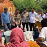 Polsek Carenang dan BPBD Salurkan 5.000 Liter Air Bersih untuk Warga Terdampak Kekeringan